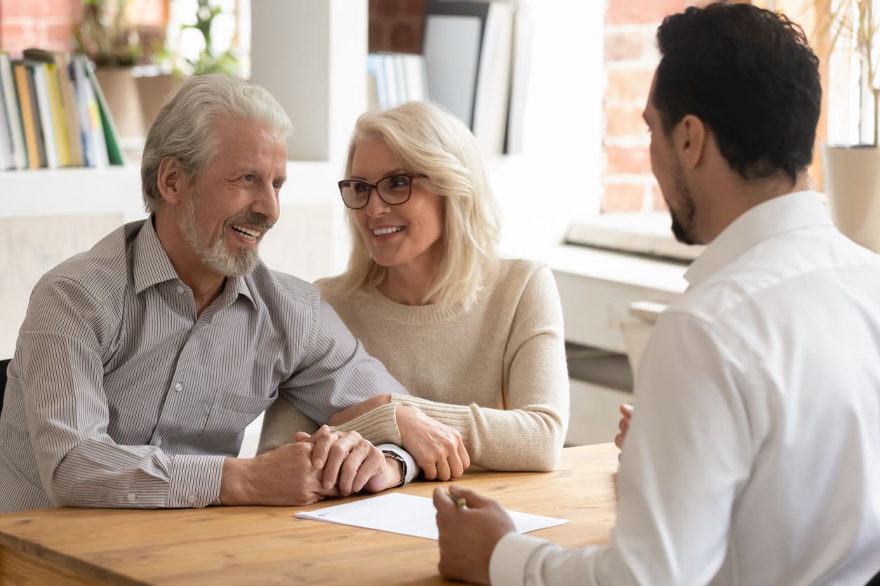 An older couple discusses their plans with a corporate trustee.